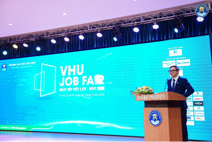Tiến sĩ Lê Sĩ Hải – Giám đốc Điều hành Trường Đại học Văn Hiến phát biểu tại Lễ khai mạc Ngày hội việc làm 2025. picture5.jpg