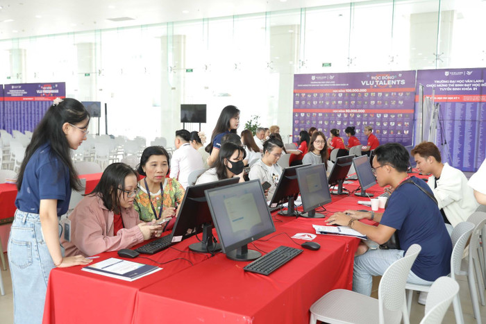 Trường Đại học Văn Lang tổ chức tư vấn đăng ký xét tuyển, định hướng nhập học tại cơ sở chính (69/68 Đặng Thùy Trâm, Phường Bình Lợi Trung, Thành phố Hồ Chí Minh) từ 16/7 - 28/7/2025, trong khung giờ 07g30 - 17g00 từ thứ Hai đến Chủ nhật. Quý phụ huynh và thí sinh có thể đến Trường Đại học Văn Lang để được hỗ trợ tư vấn và hướng dẫn thực hiện các bước xét tuyển chính thức và nhận quà tặng độc quyền. large-vlu-1004-31fb37644f.jpg