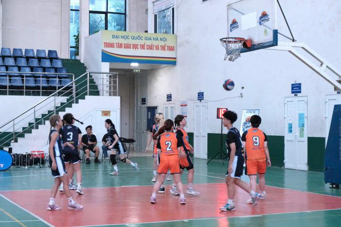 Màn tranh tài giữa 2 đội bóng rổ Học viện Bóng rổ MVP (đội MVP) và đội bóng rổ Đại học Bách khoa Hà Nội (đội HUST). aec60f204c17c7499e06.jpg