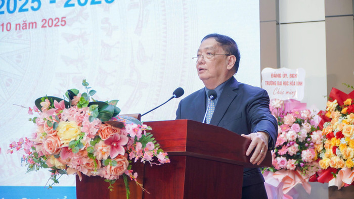 Nhà giáo Nhân dân, Phó Giáo sư, Tiến sĩ Tô Ngọc Hưng - Hiệu trưởng Trường Đại học Hoà Bình phát biểu tại buổi lễ khai giảng. Ảnh: NTCC. 310a493d3115bc4be504.jpg