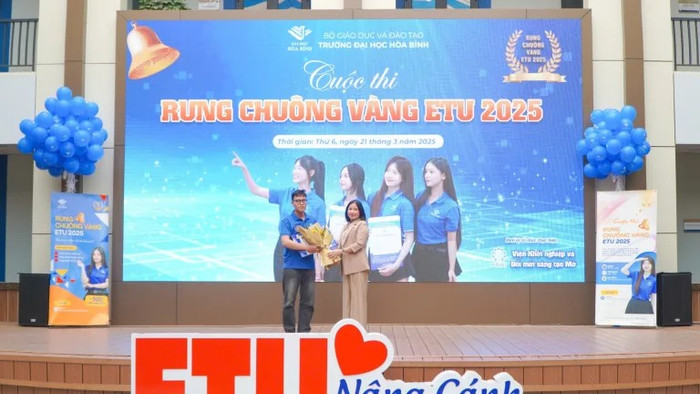 Tiến sĩ Lê Thị Phương – Trưởng Ban Cố vấn trao giải Nhì cho sinh viên Hà Mạnh Tiến Tiến sĩ Lê Thị Phương – Trưởng Ban Cố vấn trao giải Nhì cho sinh viên Hà Mạnh Tiến