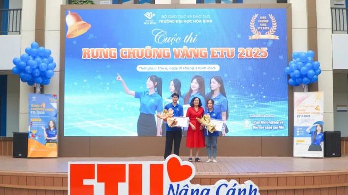 Phó Giáo sư, Tiến sĩ Nguyễn Thị Thịnh – Phó Trưởng Ban Cố vấn trao giải Ba cho các thí sinh. Phó Giáo sư, Tiến sĩ Nguyễn Thị Thịnh – Phó Trưởng Ban Cố vấn trao giải Ba cho các thí sinh.