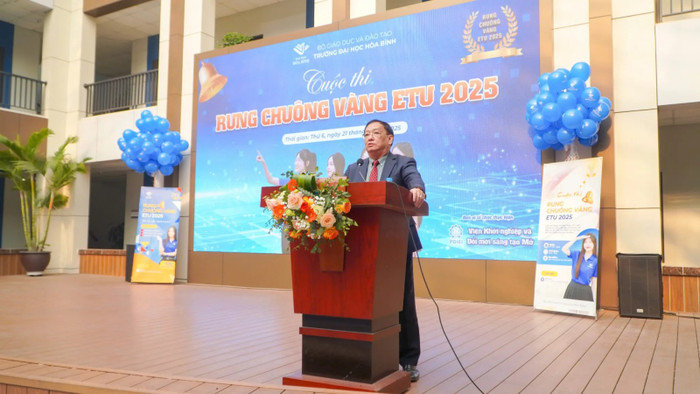 Nhà giáo nhân dân, Phó Giáo sư, Tiến sĩ Tô Ngọc Hưng - Phó Bí thư Đảng ủy, Hiệu trưởng Trường Đại học Hòa Bình phát biểu tại cuộc thi. Nhà giáo nhân dân, Phó Giáo sư, Tiến sĩ Tô Ngọc Hưng - Phó Bí thư Đảng ủy, Hiệu trưởng Trường Đại học Hòa Bình phát biểu tại cuộc thi.