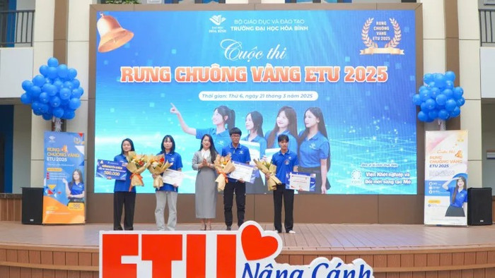 Thạc sĩ Nguyễn Thị Thu Hiền – Viện trưởng Viện Khởi nghiệp và Đổi mới sáng tạo Mở, Trường Đại học Hòa Bình trao giải Khuyến khích cho các thí sinh. Thạc sĩ Nguyễn Thị Thu Hiền – Viện trưởng Viện Khởi nghiệp và Đổi mới sáng tạo Mở, Trường Đại học Hòa Bình trao giải Khuyến khích cho các thí sinh.