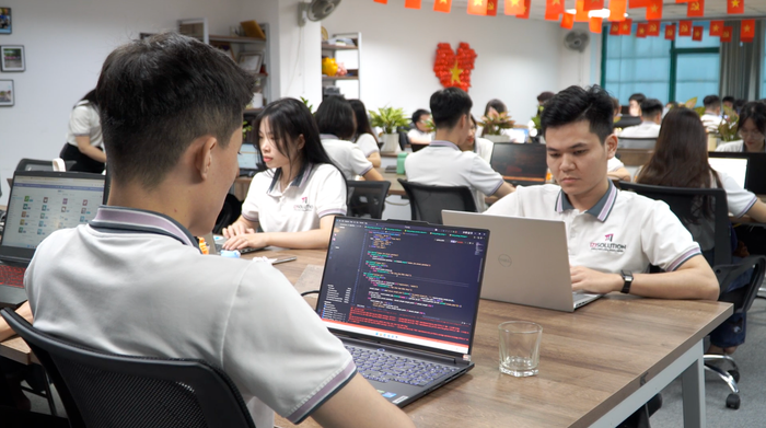Việc ứng dụng các giải pháp chuyển đổi số đã mang lại nhiều lợi ích cho Công ty trách nhiệm hữu hạn IZISolution. Ảnh: NVCC. vphong-iiz.png