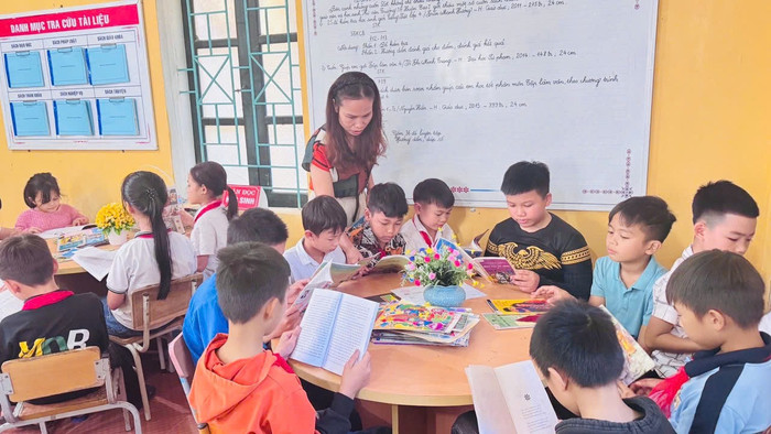 Cô Trịnh Thị Ngọc Chung, nhân viên thư viện tại Trường Tiểu học Xuân Cao (Thường Xuân, Thanh Hóa). Ảnh: NVCC 8c8beff8e015554b0c04.jpg