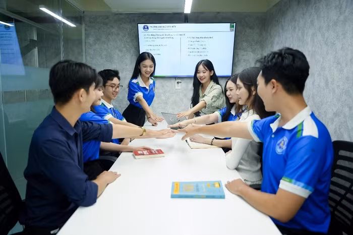 Nhà trường thiết kế đa dạng chương trình học bổng cho nhiều đối tượng, tạo điều kiện để sinh viên yên tâm học tập và phát triển năng lực.