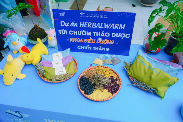 Dự án HerbalWarm – Túi chườm thảo dược của Khoa Điều dưỡng tập trung vào chăm sóc sức khỏe cộng đồng.