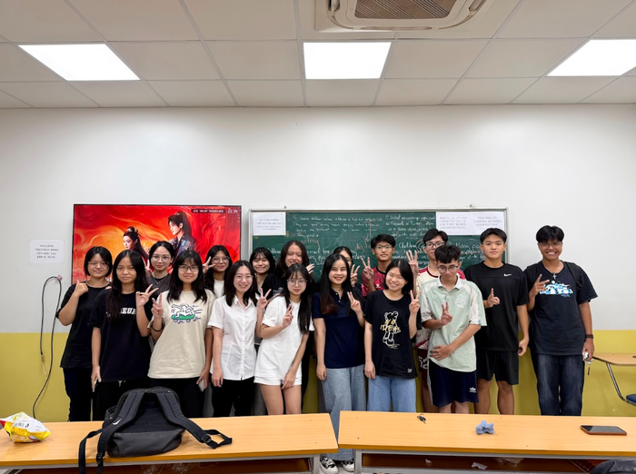 Trước khi đi du học vào tháng 9/2025, Phương Linh từng đảm nhận vai trò giáo viên tiếng Anh kiêm quản lý học thuật tại một hệ thống trung tâm Anh ngữ. Ảnh: NVCC. Trước khi đi du học vào tháng 9/2025, Phương Linh từng đảm nhận vai trò giáo viên tiếng Anh kiêm quản lý học thuật tại một hệ thống trung tâm Anh ngữ. Ảnh: NVCC.