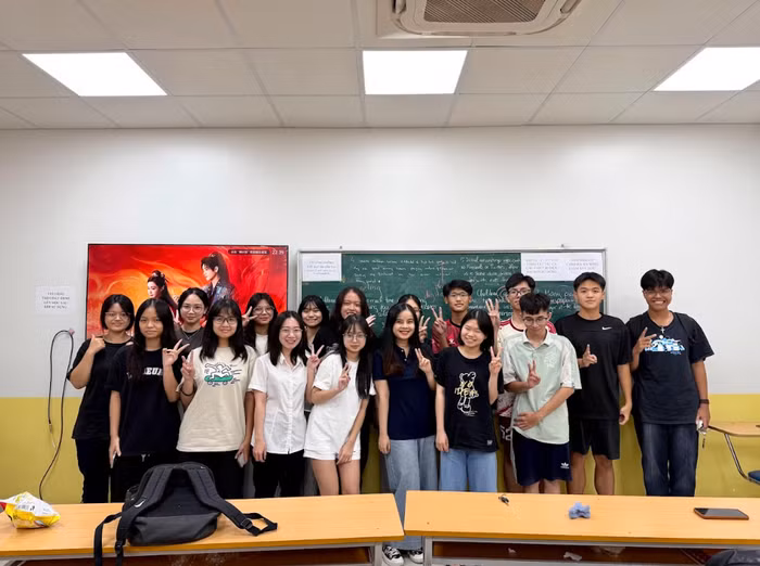 Trước khi đi du học vào tháng 9/2025, Phương Linh từng đảm nhận vai trò giáo viên tiếng Anh kiêm quản lý học thuật tại một hệ thống trung tâm Anh ngữ. Ảnh: NVCC.