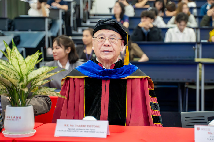 Ông Takebe Tsutomu tại buổi lễ phong tặng danh hiệu Tiến sĩ danh dự.