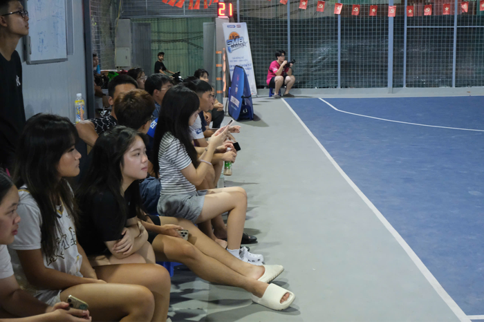 Cổ động viên đến xem và cổ vũ hai đội thi đấu. Cổ động viên đến xem và cổ vũ hai đội thi đấu.