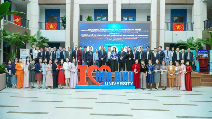 Các đại biểu tham dự Hội nghị chụp ảnh lưu niệm.