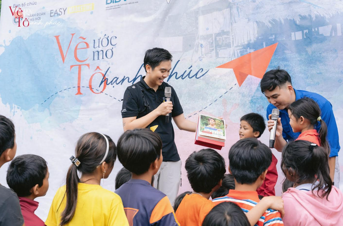 Anh Nguyễn Thành Đạt (áo đen) trong Hoạt động xã hội do Công ty truyền thông Easy Marketing tổ chức. Ảnh: NVCC Anh Nguyễn Thành Đạt (áo đen) trong Hoạt động xã hội do Công ty truyền thông Easy Marketing tổ chức. Ảnh: NVCC