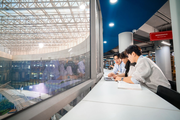 Không chỉ đầu tư cho cơ sở vật chất, Văn Lang còn tạo nên một “hệ sinh thái học tập sống động”, nơi sinh viên được trải nghiệm, khám phá và ứng dụng kiến thức vào thực tiễn.