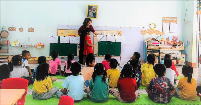 Cô và trò Trường Mầm non Hoa Phượng (xã Kon Đào, tỉnh Quảng Ngãi) trong một giờ học. Ảnh: NTCC.