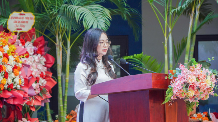 Thay mặt cho đội ngũ giảng viên, Tiến sĩ Trần Diễm Hằng - Trưởng khoa Du lịch, Trường Đại học Hoà Bình phát biểu tại buổi lễ. Ảnh: NTCC 679a75ac0d8480dad995.jpg