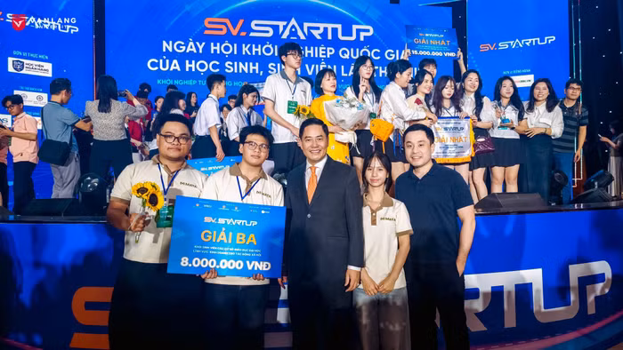 Dự án MATA – Phần mềm hỗ trợ quản lí bán lẻ của sinh viênTrường Đại học Văn Lang đã xuất sắc đạt Giải Ba tại cuộc thi “Học sinh, sinh viên với ý tưởng khởi nghiệp – SV.STARTUP” lần thứ VIII. Ảnh: NTCC.