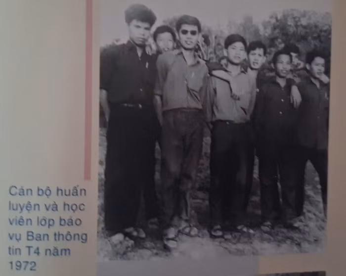 Lúc này, thầy đã bị thương nên phải mang kính đen. Trong những năm 1971–1972, Thầy được phân công phụ trách huấn luyện hai lớp điện báo của Khu ủy Sài Gòn – Gia Định. Ảnh: NTCC.