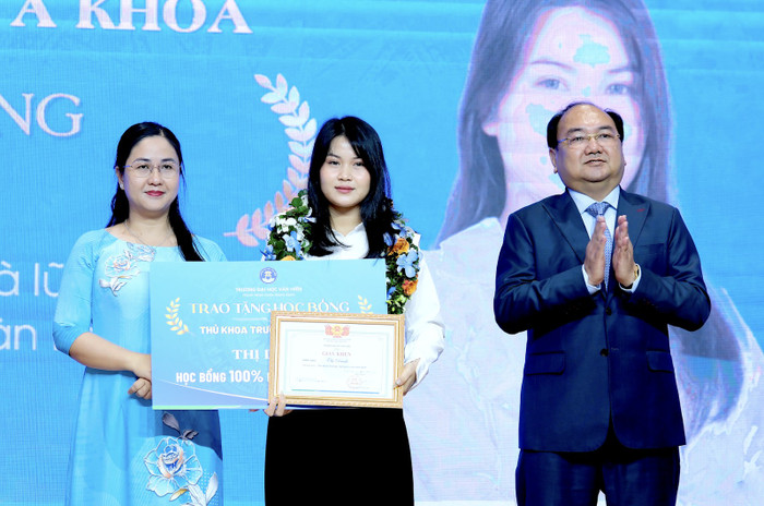 Vinh danh thí sinh đạt thủ khoa đầu vào cấp trường được miễn 100% học phí toàn khóa, đẩy mạnh đầu tư nguồn lực giáo dục, phát triển tài năng. Ảnh: NTCC Vinh danh thí sinh đạt thủ khoa đầu vào cấp trường được miễn 100% học phí toàn khóa, đẩy mạnh đầu tư nguồn lực giáo dục, phát triển tài năng. Ảnh: NTCC