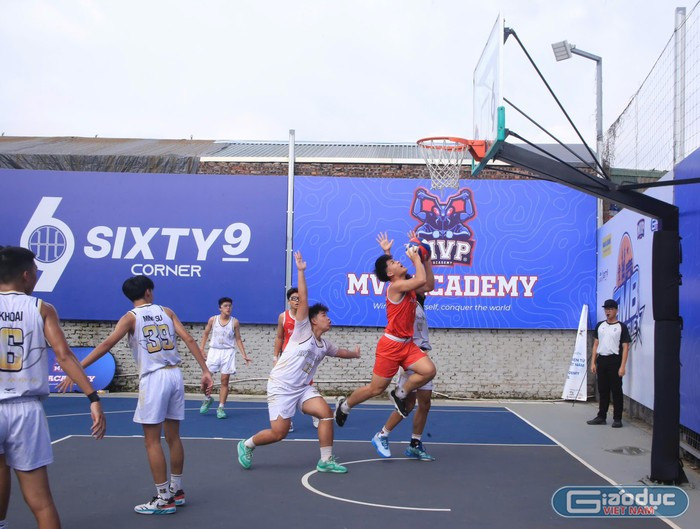 Đội U18 nam Trường Trung học phổ thông Nguyễn Trãi trong trận đấu với đội bóng rổ Trường Trung học phổ thông Kim Liên. Đội U18 nam Trường Trung học phổ thông Nguyễn Trãi trong trận đấu với đội bóng rổ Trường Trung học phổ thông Kim Liên.