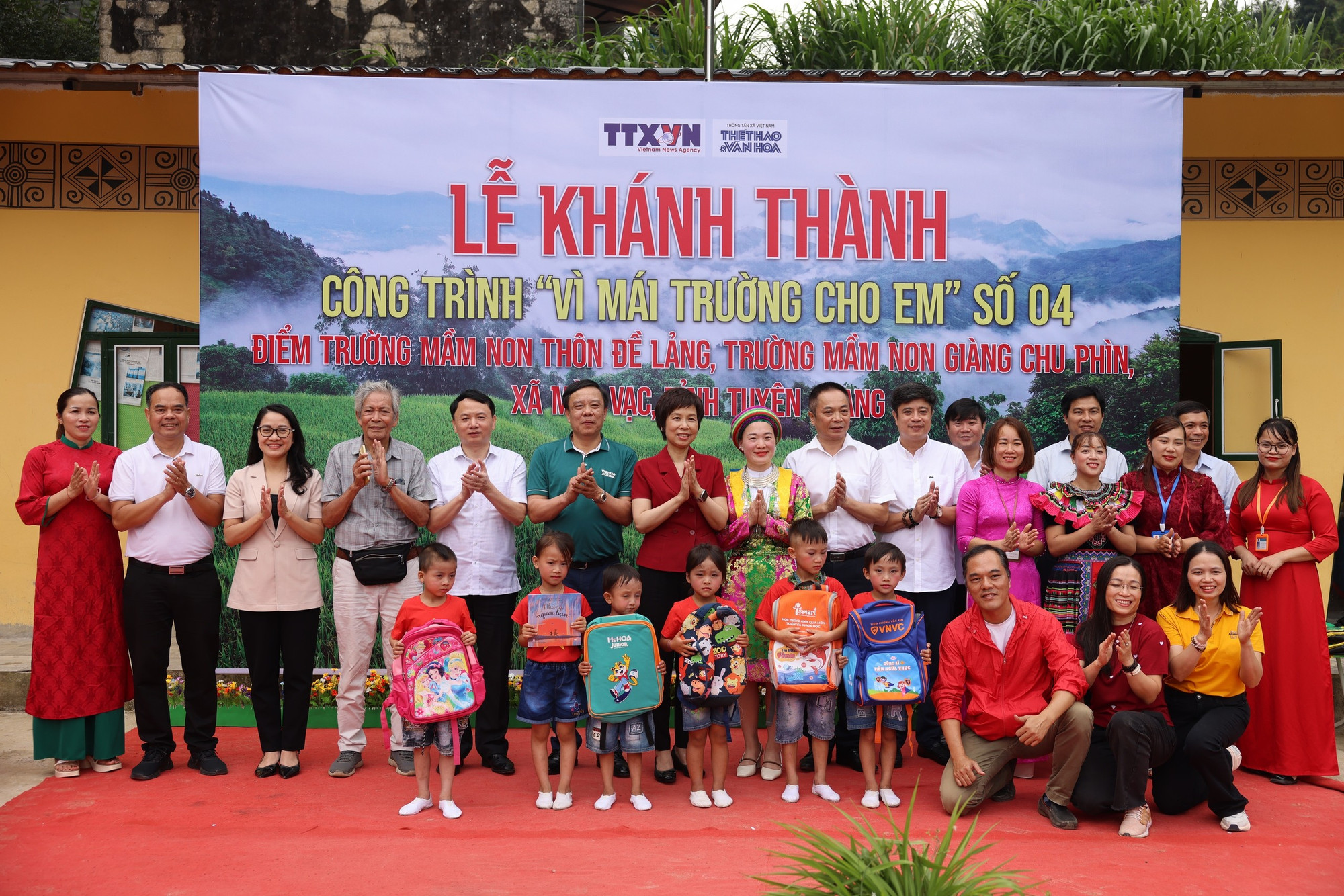 Nhà báo Vũ Việt Trang - Bí thư Đảng ủy, Tổng Giám đốc TTXVN và nhà báo Nguyễn Thiện Thuật - Tổng biên tập báo Thể thao và Văn hóa tặng quà cho các em nhỏ Trường Mầm non Đề Lảng và tham quan các phòng học mới khánh thành. 086a1967-1754852167369326496917.jpg