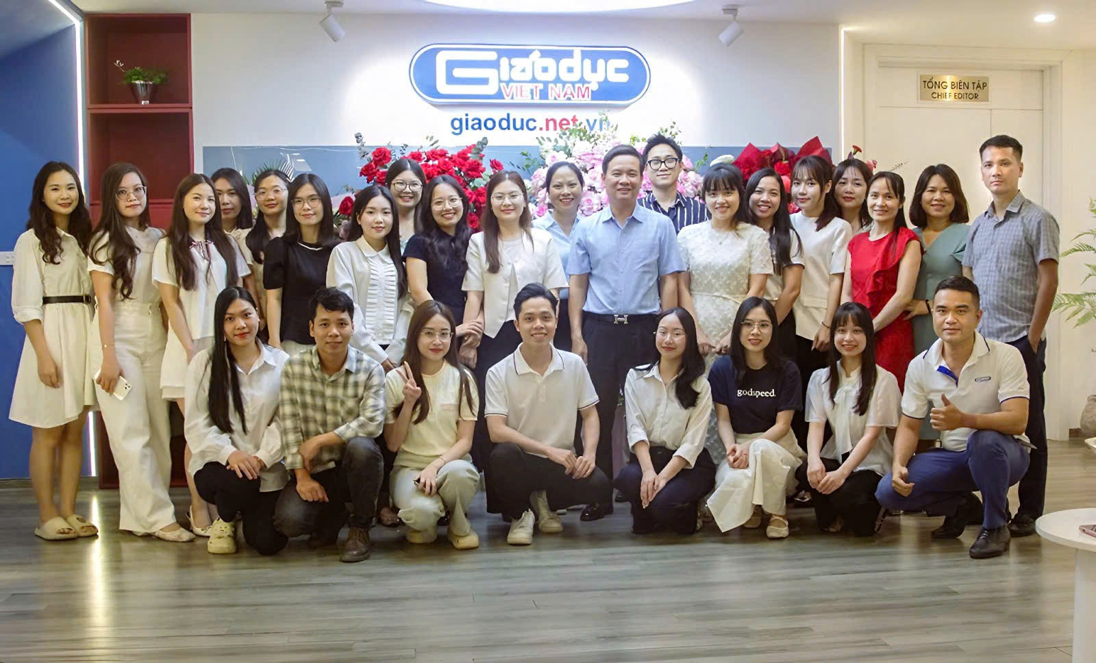 Tập thể cán bộ, biên tập viên, phóng viên, nhân viên Tạp chí điện tử Giáo dục Việt Nam tại trụ sở Tòa soạn. gdvn.jpg