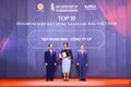 Bà Trần Tuyết Nhung – Phó tổng Giám đốc Tập đoàn BRG nhận Danh hiệu giải thưởng Top 10 Doanh nghiệp Bất động sản hàng đầu Việt Nam.