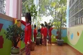 Các bé thực hành tưới cây, bảo vệ môi trường.