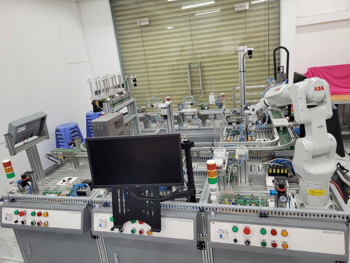 Hệ thống cơ điện tử tại Khoa Công nghệ Cơ khí Trường Đại học Công Thương Thành phố Hồ Chí Minh.