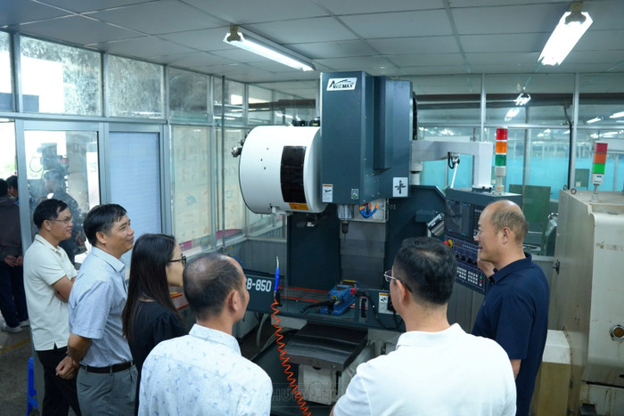 Máy phay CNC 3 trục tại Khoa Công nghệ Cơ khí Trường Đại học Công Thương Thành phố Hồ Chí Minh.