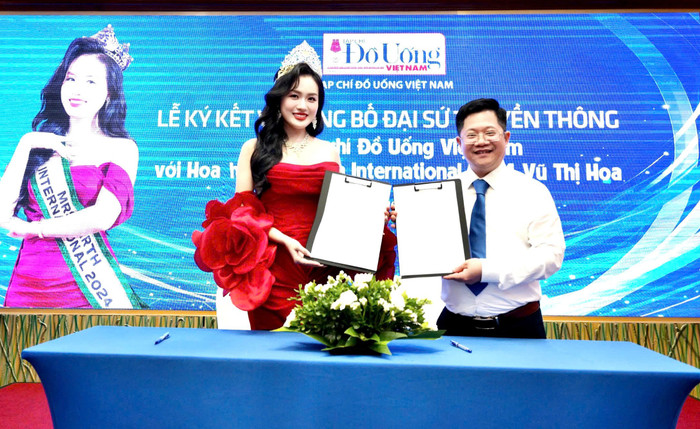 Với vai trò Đại sứ Truyền thông, Hoa hậu Vũ Thị Hoa sẽ đồng hành cùng Tạp chí góp phần quảng bá thương hiệu, lan tỏa hình ảnh Tạp chí Đồ Uống Việt Nam tới đông đảo bạn đọc trong nước và quốc tế. Ảnh: BTCC z6930306714646-6f984c898f405feace20b58cdeb112be.jpg