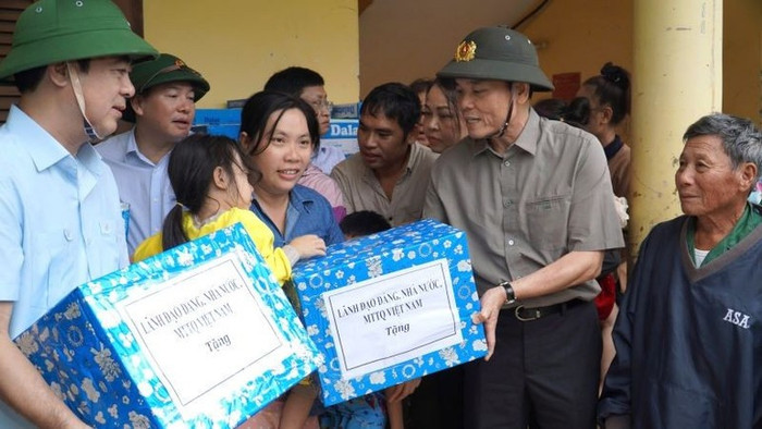 Đồng chí Trần Lưu Quang, Bí thư Trung ương Đảng, Bí thư Thành ủy Thành phố Hồ Chí Minh thăm hỏi và tặng quà cho người dân tránh lũ tại xã Diên Điền.