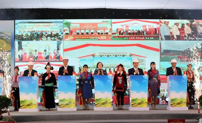 Phó Thủ tướng Phạm Thị Thanh Trà cùng các đại biểu thực hiện nghi thức khởi công xây dựng Trường Phổ thông Nội trú Liên cấp tại xã Mường Khương, tỉnh Lào Cai. Ảnh: VGP/Thu Giang