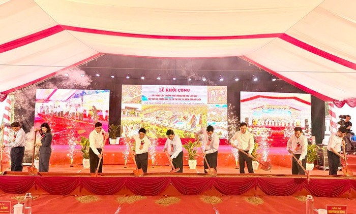 Phó Thủ tướng Nguyễn Chí Dũng cùng các đại biểu thực hiện nghi thức khởi công xây dựng Trường Phổ thông nội trú liên cấp Tiểu học và Trung học cơ sở Minh Tân. Ảnh: VGP/Thu Sa