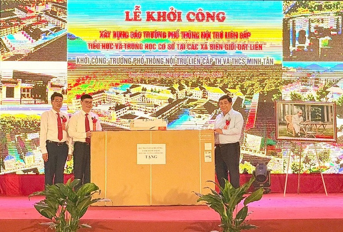 Phó Thủ tướng Nguyễn Chí Dũng tặng quà cho Trường Phổ thông nội trú liên cấp Tiểu học và Trung học cơ sở Minh Tân. Ảnh: VGP/Thu Sa