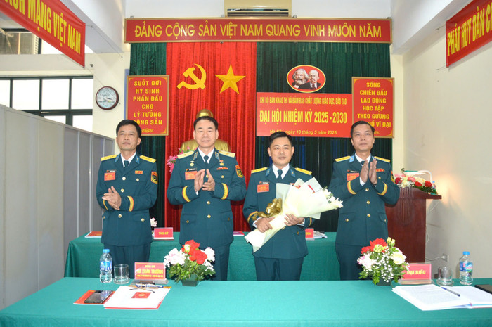 Thiếu tướng Hà Xuân Trường - Giám đốc Học viện chúc mừng Ban Chấp hành Chi bộ, Bí thư, Phó Bí thư nhiệm kỳ 2025 – 2030 và đại biểu đi dự Đại hội đại biểu Đảng bộ Học viện lần thứ VI. 3d71ef91bbec0eb257fd.jpg