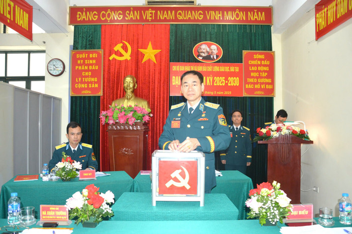 Đại hội bỏ phiếu bầu Ban Chấp hành Chi bộ nhiệm kỳ 2025 - 2030. 6.jpg