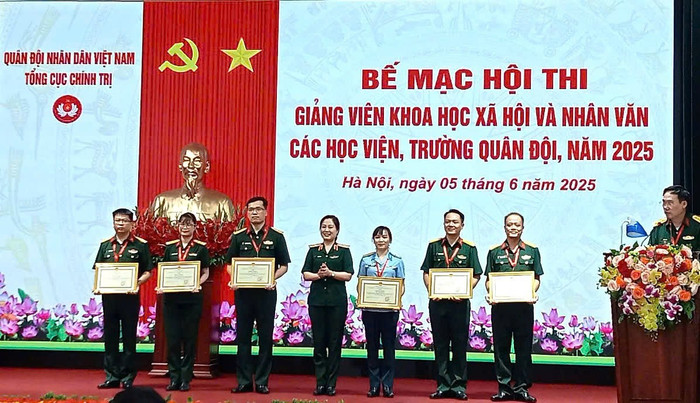 Thiếu tá, Thạc sĩ Hoàng Thị Sâm - Giảng viên bộ môn Chủ nghĩa xã hội khoa học, Khoa Lý luận Mác-Lênin (vị trí thứ ba từ phải qua) đoạt giải Ba tại Hội thi. 2d7fb95ffa764e281767.jpg