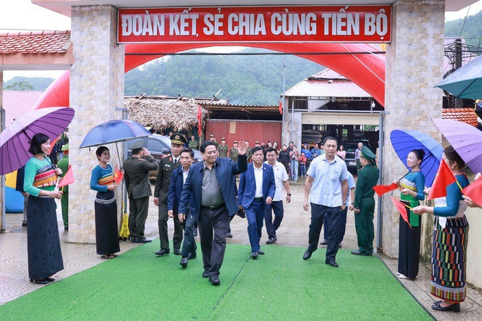 Thủ tướng Chính phủ Phạm Minh Chính tới dự lễ khởi công tại Trường nội trú liên cấp Tiểu học và Trung học cơ sở xã Yên Khương, Thanh Hóa. Ảnh: VGP/Nhật Bắc