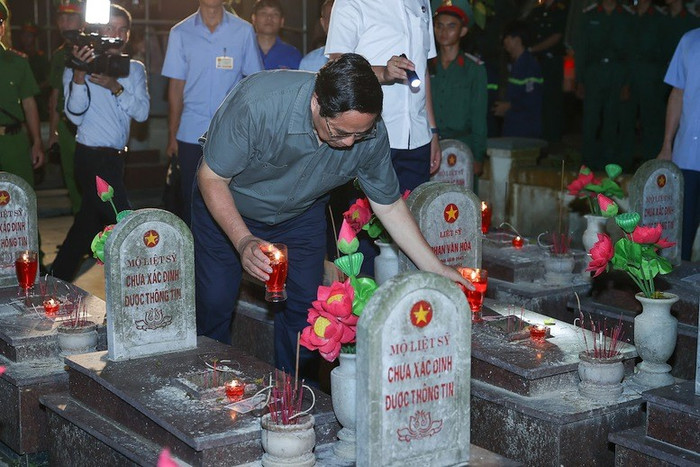 Thủ tướng Chính phủ Phạm Minh Chính thắp nến tri ân các Anh hùng liệt sĩ. Ảnh: VGP/Nhật Bắc Thủ tướng Chính phủ Phạm Minh Chính thắp nến tri ân các Anh hùng liệt sĩ. Ảnh: VGP/Nhật Bắc