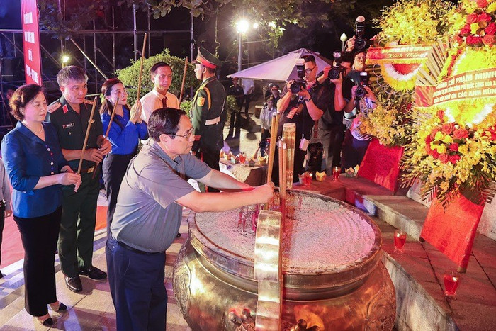 Thủ tướng Phạm Minh Chính dâng hương tri ân các Anh hùng liệt sĩ. Ảnh: VGP/Nhật Bắc Thủ tướng Phạm Minh Chính dâng hương tri ân các Anh hùng liệt sĩ. Ảnh: VGP/Nhật Bắc