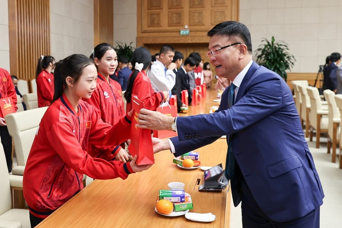 Phó Thủ tướng Chính phủ Lê Thành Long tặng quà các em học sinh đoạt giải tại các kỳ thi quốc tế năm 2025. Ảnh: VGP/Nhật Bắc