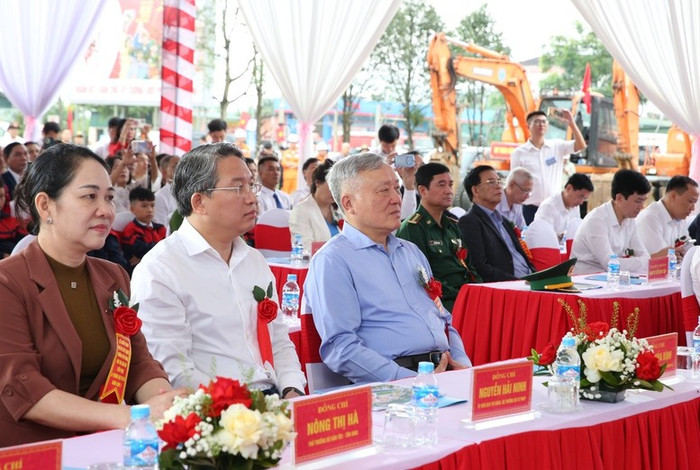 Phó Thủ tướng Thường trực Chính phủ Nguyễn Hòa Bình, Bộ trưởng Bộ Tư pháp Nguyễn Hải Ninh dự lễ khởi công dự án Trường nội trú liên cấp Tiểu học - Trung học cơ sở Sơn Kim 1, tỉnh Hà Tĩnh. Ảnh: VGP/Nguyễn Hoàng