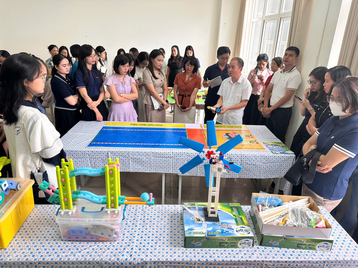 Thầy cô được giới thiệu về các thiết bị STEM. z6996711785243-837f8fa07f8d7e871c4bf57f9db2acff.jpg