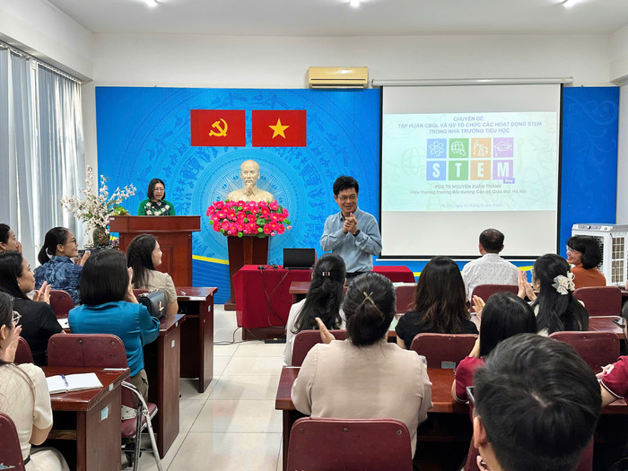 Quang cảnh buổi tập huấn. z6996711797444-781aa0c3b392d4d6927cf34d6618b76d.jpg