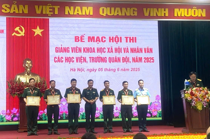 Thượng tá Nguyễn Mạnh Cường - Trưởng ban Tuyên huấn, Học viện Phòng không - Không quân (vị trí thứ nhất từ phải qua) đại diện Học viện nhận Bằng khen của Chủ nhiệm Tổng cục Chính trị tại Lễ bế mạc hội thi. 896d9a76d95f6d01344e.jpg