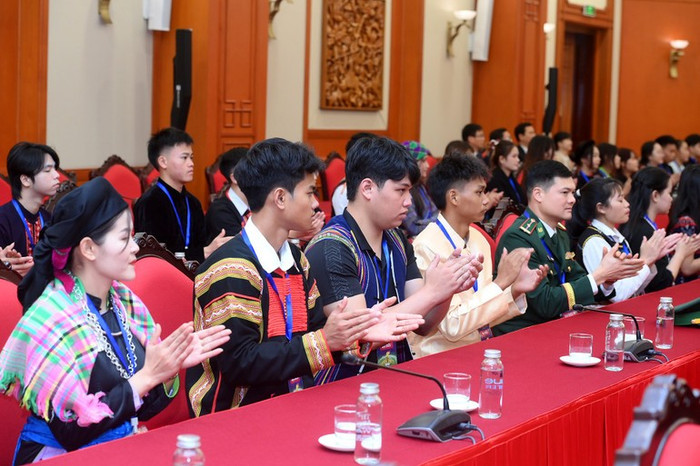 Đại biểu học sinh, sinh viên, thanh niên dân tộc thiểu số xuất sắc phát biểu tại cuộc gặp mặt.