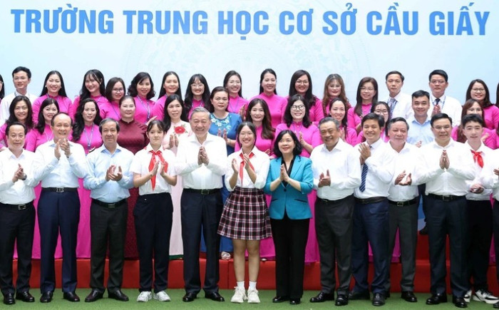 Tổng Bí thư Tô Lâm và đại biểu với cán bộ, giáo viên, học sinh Trường THCS Cầu Giấy, quận Cầu Giấy. anh-1.jpg