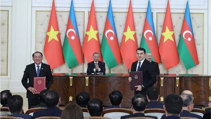 Trước sự chứng kiến của Tổng Bí thư Tô Lâm và Tổng thống Azerbaijan Ilham Aliyev, Bộ trưởng Bộ Văn hóa, Thể thao và Du lịch Việt Nam Nguyễn Văn Hùng và Bộ trưởng Bộ Văn hóa Azerbaijan Adil Karimli trao Bản ghi nhớ hợp tác văn hóa (ngày 8/5/2025). Ảnh: THỐNG NHẤT Trước sự chứng kiến của Tổng Bí thư Tô Lâm và Tổng thống Azerbaijan Ilham Aliyev, Bộ trưởng Bộ Văn hóa, Thể thao và Du lịch Việt Nam Nguyễn Văn Hùng và Bộ trưởng Bộ Văn hóa Azerbaijan Adil Karimli trao Bản ghi nhớ hợp tác văn hóa (ngày 8/5/2025). Ảnh: THỐNG NHẤT